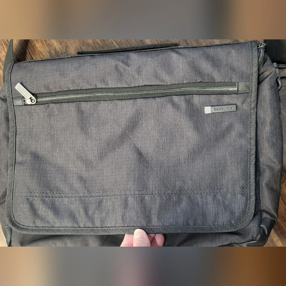 Samsonite Modern Utility Laptop Messenger Bag Commuter College Crossbody